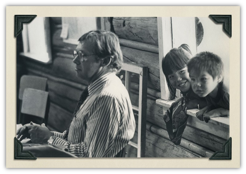 Image of Thomas Berger and two children behind him